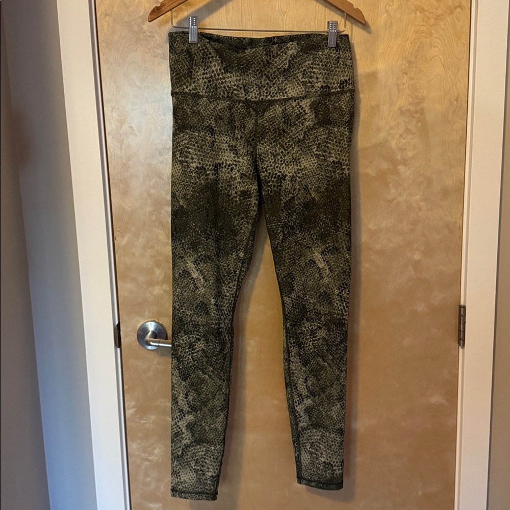 Old Navy Active High-Rise Leggings in Green and Black snakeskin print